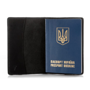 Чорний шкіряний чохол з українським паспортом всередині